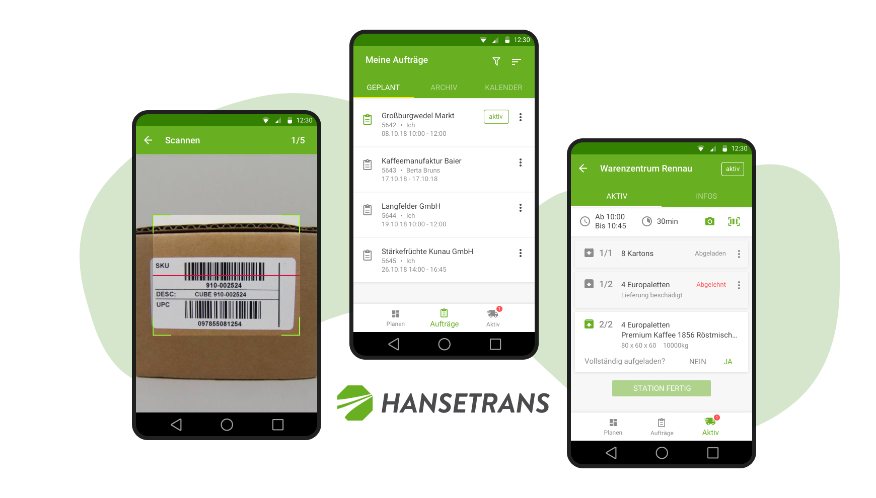 Drei Smartphone-Ansichten einer Logistik-App. Die linke Ansicht zeigt das Scannen eines Barcodes auf einem Karton mit Informationen wie SKU und UPC. Die mittlere Ansicht zeigt eine Liste geplanter Aufträge mit Details zu verschiedenen Kunden und Zeiträumen. Die rechte Ansicht zeigt eine detaillierte Auftragsansicht des Warenzentrums Rennau, mit Informationen zu den gelieferten Paletten, inklusive einer Option, beschädigte Lieferungen abzulehnen.