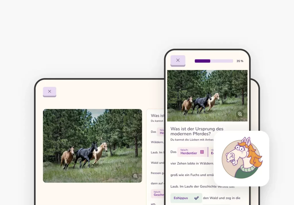Zwei Geräteansichten einer Lern-App zum Thema Pferde. Beide Ansichten zeigen eine Frage zur Evolution des modernen Pferdes mit einem Bild von galoppierenden Pferden in einem Wald. Der Fortschrittsbalken oben zeigt 35 % an. Unten rechts ist ein Cartoon-Symbol eines Pferdekopfes mit Brille und einem grünen Pullover abgebildet.
