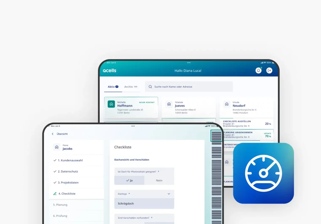Eine Desktop- und Tablet-Oberfläche der Qcells-App zeigt eine Kundenübersicht und Checklisten für Photovoltaikprojekte. Auf der Tablet-Ansicht ist eine Checkliste zu sehen, die die Eignung des Dachs für Photovoltaik und den Dachtyp überprüft. Die Desktop-Ansicht zeigt mehrere Kundenkontakte und Projektfortschritte in Prozent. Ein Symbol mit einem Tachometer deutet auf Leistungs- oder Fortschrittsmessung hin.