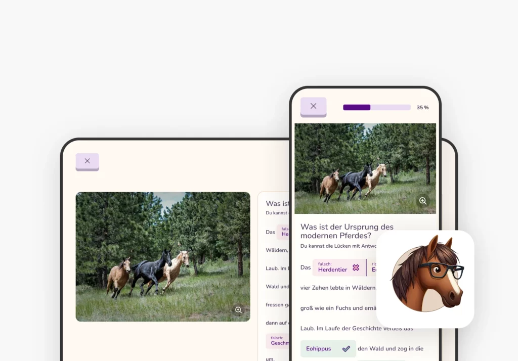 Zwei Geräteansichten einer Lern-App zum Thema Pferde. Beide Ansichten zeigen eine Frage zur Evolution des modernen Pferdes mit einem Bild von galoppierenden Pferden in einem Wald. Der Fortschrittsbalken oben zeigt 35 % an. Unten rechts ist ein Cartoon-Symbol eines Pferdekopfes mit Brille und einem grünen Pullover abgebildet.
